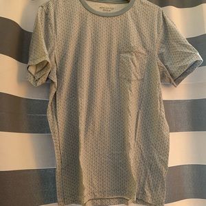 Grey and white triangle patterned t-shirt
